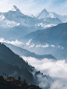 喜马拉雅山尼泊尔山云中的山冬季景观