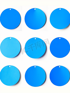 在白色背景上隔离的空白蓝色圆形不干胶纸贴纸标签集集合