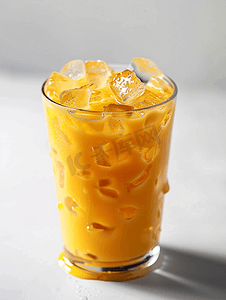 透明玻璃中的橙色冰浓缩泰式奶茶