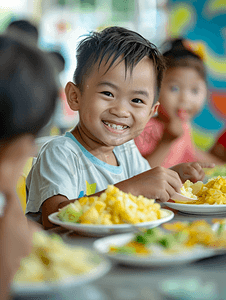 在食堂吃午餐或早餐的亚洲孩子玩得很开心