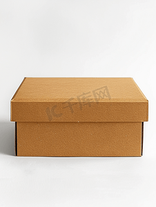 盒子中的小丑摄影照片_白色背景上孤立的样机棕色盒子