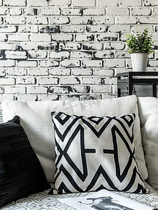 灰色室内背景摄影照片_黑白图案枕头现代沙发背景砖壁纸