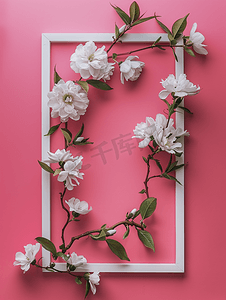 粉红色背景上带花朵的白色框架平躺复制空间