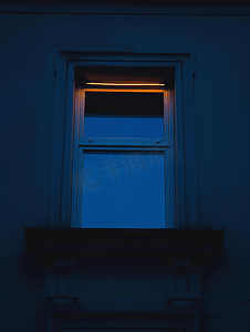 抽象霓虹灯摄影照片_黑暗中的窗户灯夜间建筑中的霓虹灯