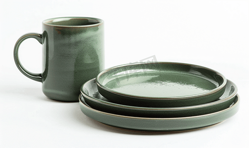 白色背景中的一组绿色陶瓷盘子和咖啡杯