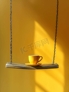 座椅上的咖啡杯用链条悬挂着