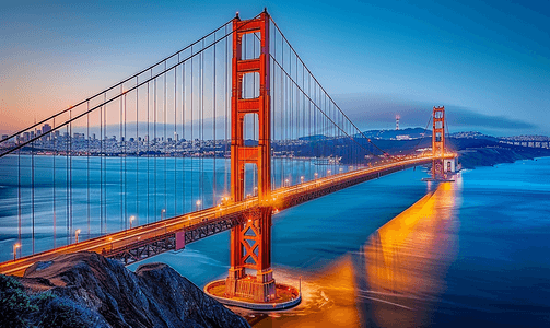 黄昏日漫摄影照片_美国旧金山著名的金门大桥夜晚美丽的旧金山