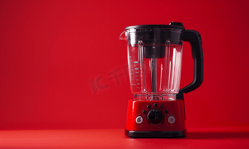 带杯子的搅拌机在红色背景上具有可用空间