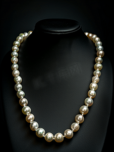 美容珍珠摄影照片_来自马其顿的黑色背景奥赫里德湖珍珠项链