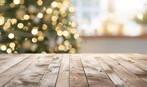 圣诞树背景模糊的空木桌面