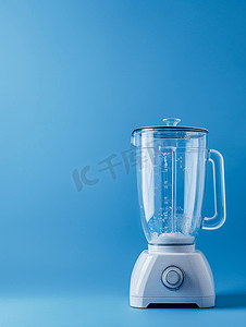 蓝色背景上带杯子的搅拌机有可用空间