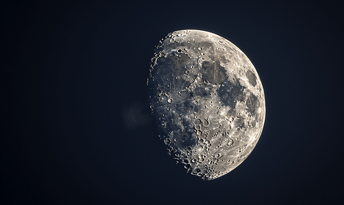 宇宙天体摄影照片_夜晚月亮的时间流逝与复制空间半月与细节表面