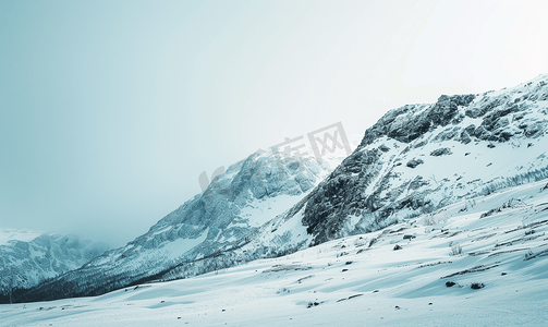 冰川背景摄影照片_崎岖的山地景观与雪和冰川