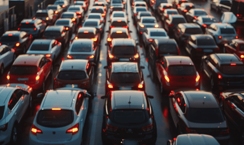 城市线条摄影照片_很多汽车的车顶在交通高峰期紧密相连