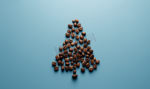 蓝色背景顶视图上由咖啡豆制成的圣诞树