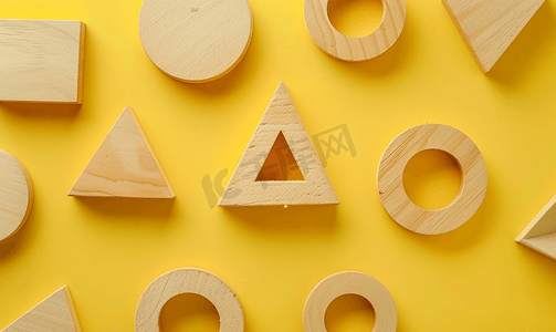 几何黄色摄影照片_黄色背景学前学习中的木质几何形状