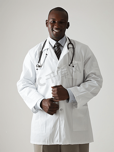医生护理摄影照片_医疗保健 职业医学微笑的男医生穿着白色外套白色背景