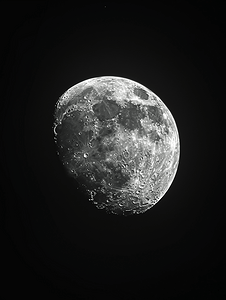 宇宙插图摄影照片_夜晚漆黑的天空中明亮的月亮的夜景