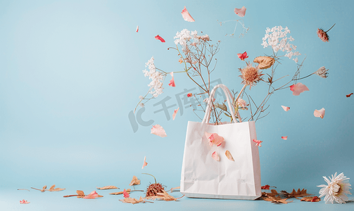 装有飞行干花和叶子的购物袋