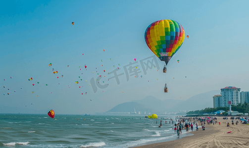 热气球和风筝节期间靠近海边