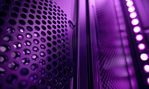 紫色背景上带孔的黑色金属电脑机箱面板网格摘要特写