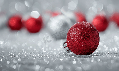 闪光银色摄影照片_红色和银色闪亮的圣诞球闪闪发光的新年假期贺卡