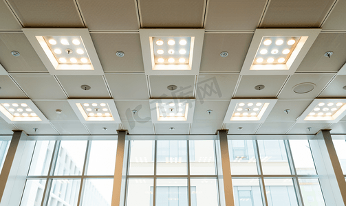 天花板上的照明装置建筑物内部细节室内天花板