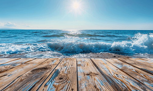 木地板和蓝色的大海波浪和清澈的蓝天
