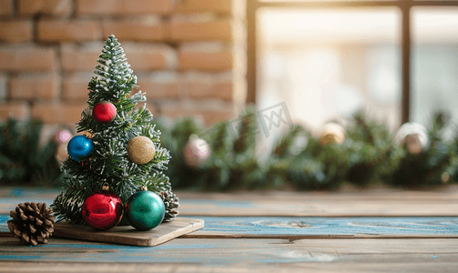 木桌上的圣诞树松枝背景上装饰着彩色球