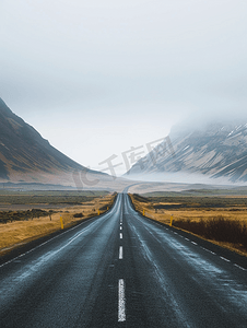 穿过冰岛山脉景观的高速公路