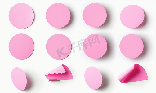 在白色背景上隔离的空白粉色圆形不干胶纸贴纸标签集集合