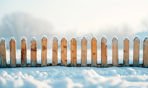 木栅栏摄影照片_木栅栏齿状物雪中物品