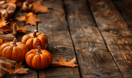 葫芦丝教程摄影照片_木制背景上有秋叶的秋季装饰南瓜