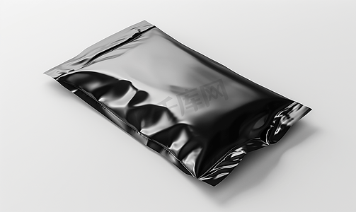 白色背景下隔离的空白黑色模板样机铝箔袋