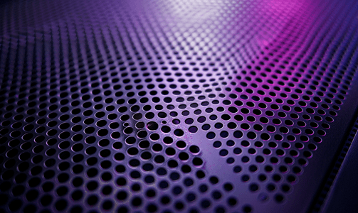 孔板摄影照片_紫色背景上带孔的黑色金属电脑机箱面板网格摘要特写