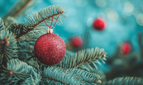 松枝背景上用红球装饰的圣诞树