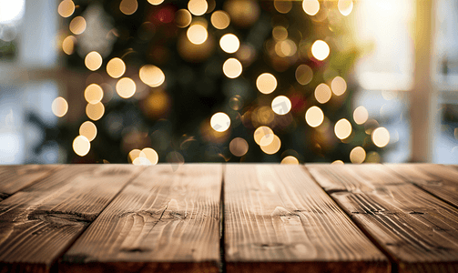 圣诞树背景模糊的空木桌面