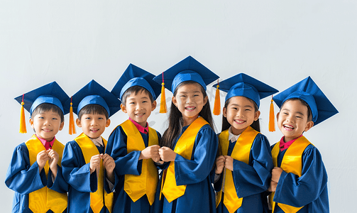 拔河的男孩们摄影照片_一群快乐的亚洲小学生戴着毕业帽毕业