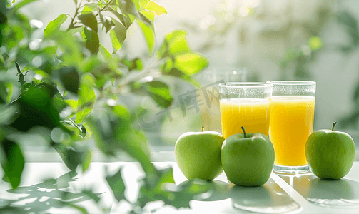 白桌上新鲜的自制苹果汁和青苹果健康早晨饮料