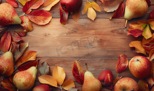 木材框摄影照片_木制背景上成熟梨的秋季图案框架