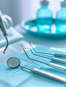 牙医使用牙科工具或仪器检查
