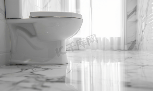 浴室墙壁摄影照片_白色马桶盖和干净的浴室