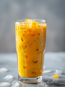 新鲜冰镇摄影照片_透明玻璃中的橙色冰浓缩泰式奶茶