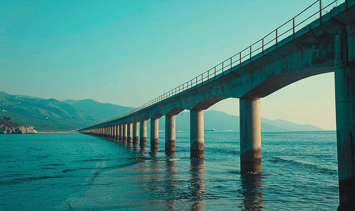 啤酒扔水里摄影照片_海湾混凝土桥