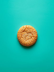 明亮的绿松石背景顶视图上的饼干
