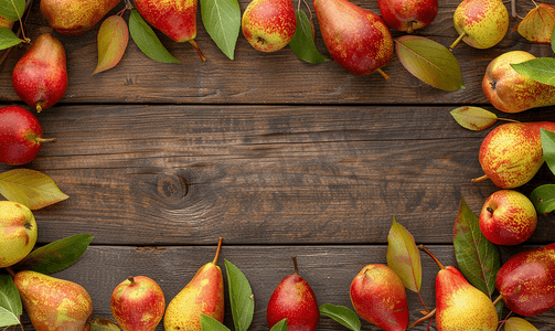 木制背景上成熟梨的秋季图案框架