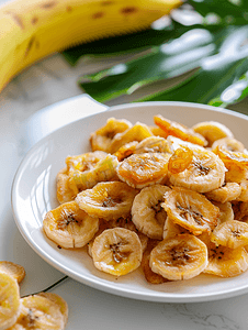 白盘上的新鲜和干香蕉节食期间的健康零食