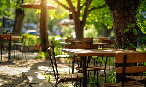 夏日户外餐厅树下空荡荡的咖啡桌和椅子
