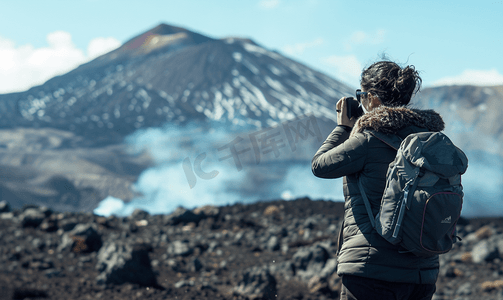 游客拍摄埃特纳火山口的照片
