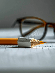 在纸上用铅笔刀特写一支铅笔在背景上用橡皮擦尺子眼镜